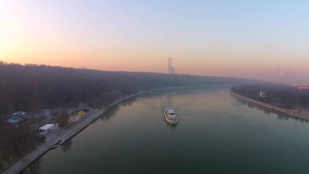 Volando sobre el barco del río al atardecer, volando sobre el río — Vídeo de stock