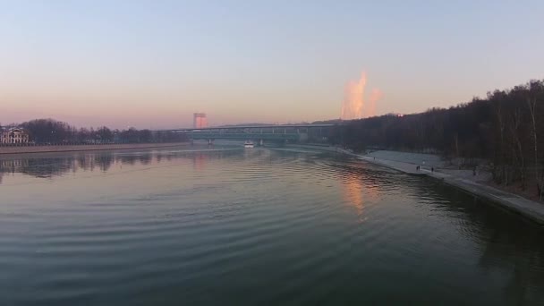 Flygande över floden i solnedgången, flyger längs floden — Stockvideo