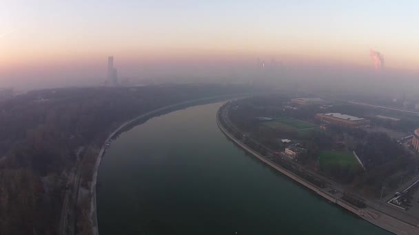 上部には、夕方には鳥の飛行の高さからモスクワからの川の眺め — ストック動画