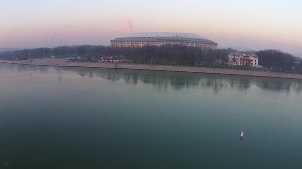 Vliegen over de rivier de Moskou, een grote sportarena, Loezjniki — Stockvideo