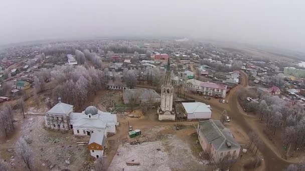 Flygande över byn kyrkan i höst — Stockvideo