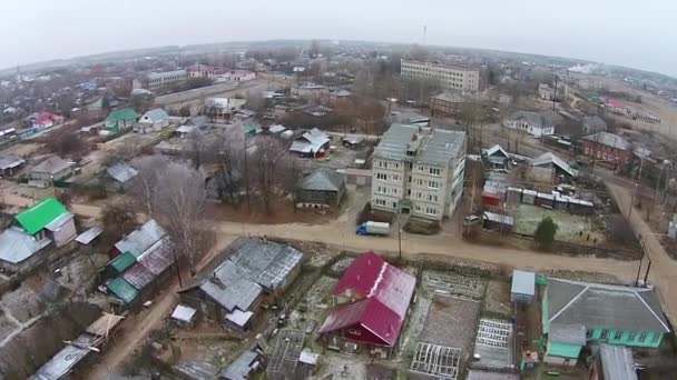 Survolez le village, arrêt de bus, maisons de village — Video