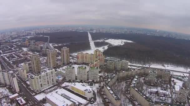 Volo sopra le case della città — Video Stock