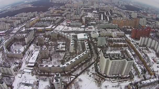 Vuelo sobre la ciudad en invierno — Vídeo de stock