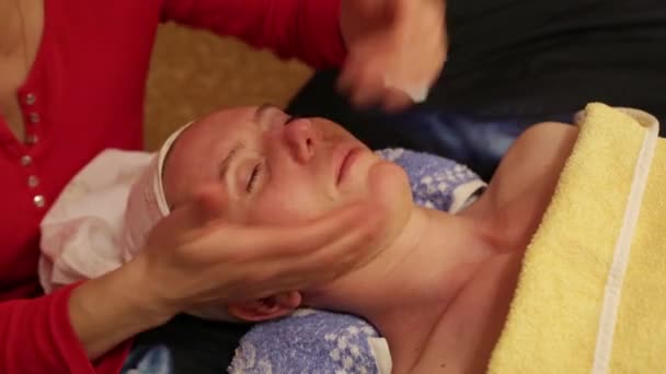 Éléments de massage facial, bras féminins, visage féminin — Video