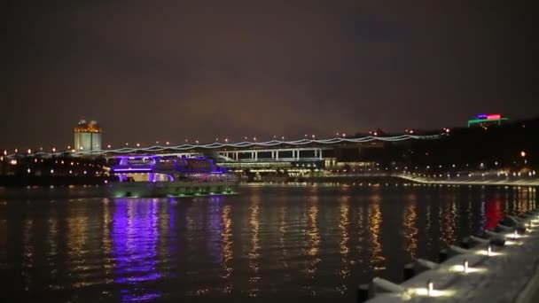 Rzeka statek w godzinach wieczornych w mieście — Wideo stockowe