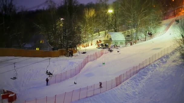 Het skiën in de avond — Stockvideo