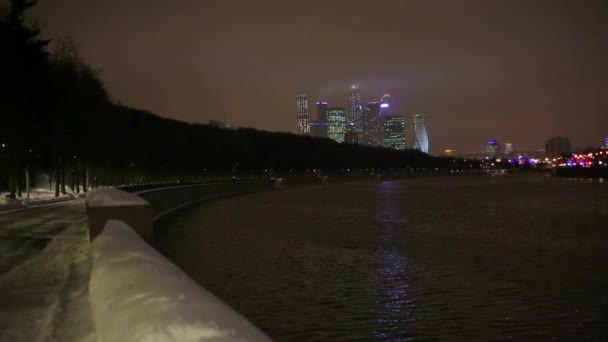 冬のモスクワ市内の夜川 — ストック動画