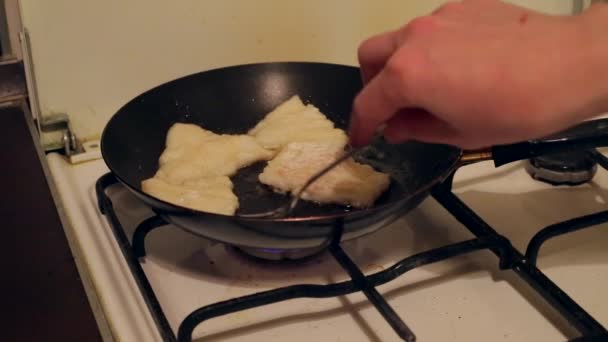 De vis is gebakken in een pan op de oude gas-kookplaat — Stockvideo