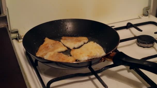 O peixe é frito em uma panela no antigo fogão a gás — Vídeo de Stock