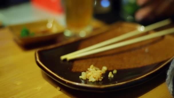 Una mesa en el bar de sushi — Vídeos de Stock