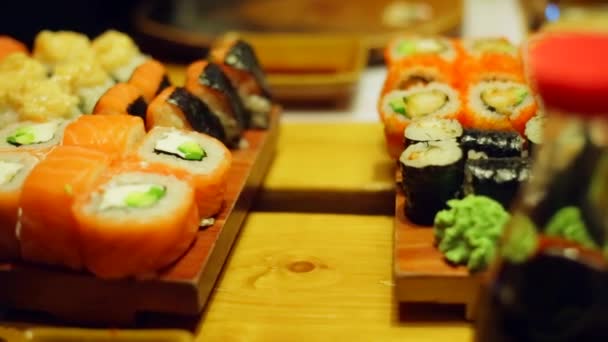 O masă la sushi bar — Videoclip de stoc