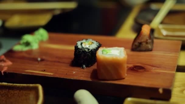 Ett bord på sushibar — Stockvideo