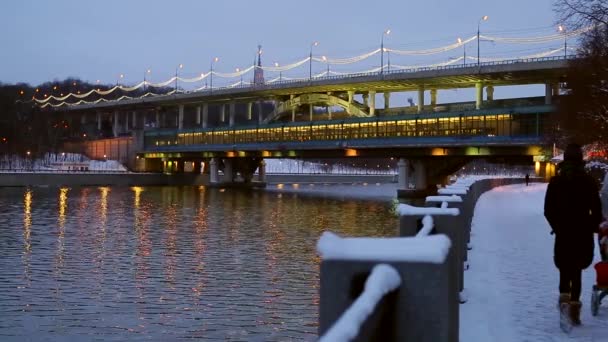 Вечерняя река в зимнем городе — стоковое видео