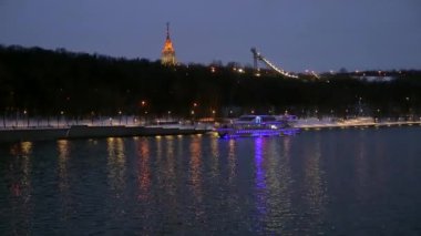 Akşam nehir gemisiyle şehir