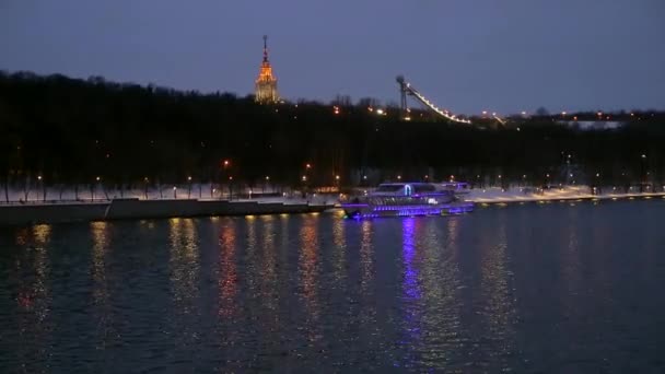 Речной корабль в вечернее время в городе — стоковое видео