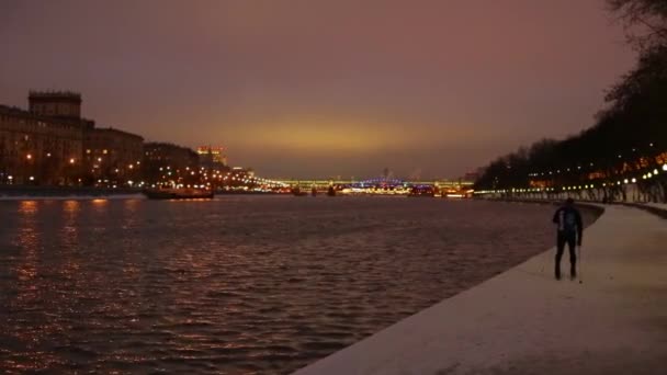 Skier on the waterfront in snowy city, p.2 — Stock Video