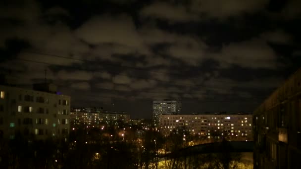 Ciel nocturne au-dessus de la ville — Video