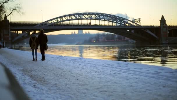 Hombre y mujer caminando junto al río — Vídeos de Stock