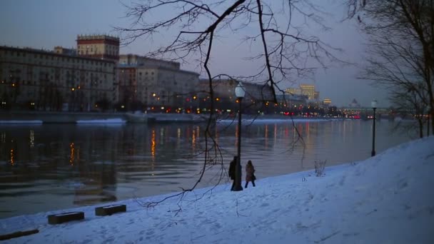 Hombre y mujer caminando junto al río — Vídeos de Stock