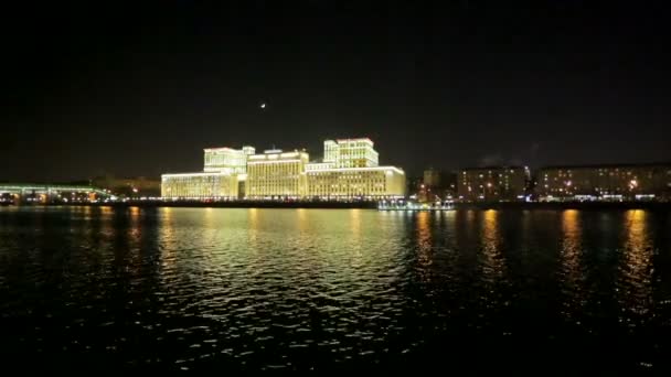 Waterfront casa na noite sob a lua — Vídeo de Stock