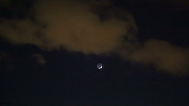 Les nuages dans le ciel nocturne 