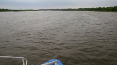 gemi yelken Nehri üzerinde