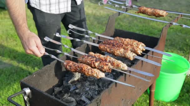 Kebab se fríe sobre carbones — Vídeos de Stock