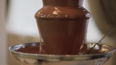 Kasenin içine çikolata akar