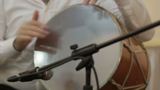 Baterista tocando pandeiro — Vídeo de Stock