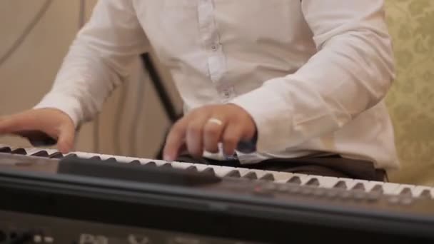 Піаніст грає на синтезаторі — стокове відео
