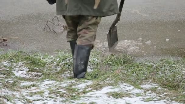 Un homme marche sur une fine glace — Video