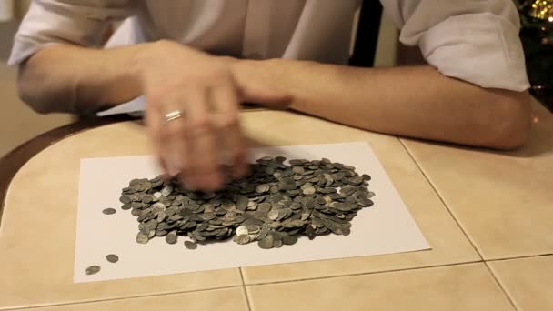 El tesoro de las monedas antiguas sobre la mesa — Vídeo de stock