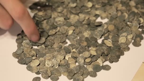 A kincs a régi érmék az asztalon — Stock videók