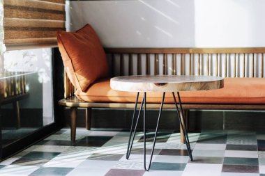 Koltuğun yanında küçük yuvarlak bir masa..