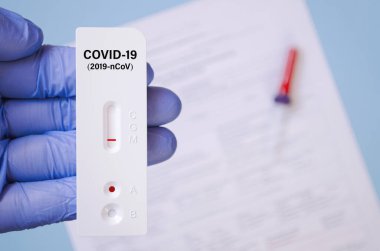 COVID-19 için hızlı test kullanılarak negatif test sonucu, hızlı antikor test noktası.