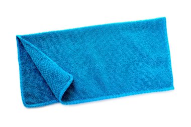Beyaz arka planda gölgeli mavi plaj havlusu. Havlu beyaz arkaplanda izole edildi.