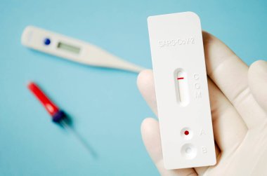 COVID-19 için hızlı test kullanarak negatif test sonucu. Hızlı antikor testi. Antijenlerin COVID-19 hastalığını tespit etmek için laboratuvar antikor testleri yapıyor..