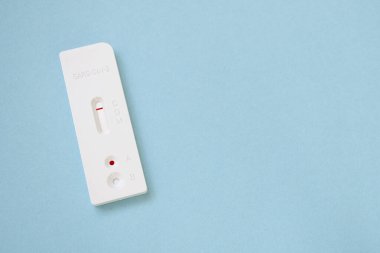 COVID-19 için hızlı test kullanarak negatif test sonucu. Hızlı antikor testi. Antijenlerin COVID-19 hastalığını tespit etmek için laboratuvar antikor testleri yapıyor..