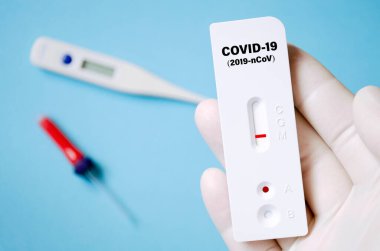 COVID-19 için hızlı test kullanarak negatif test sonucu. Hızlı antikor testi. Antijenlerin COVID-19 hastalığını tespit etmek için laboratuvar antikor testleri yapıyor..