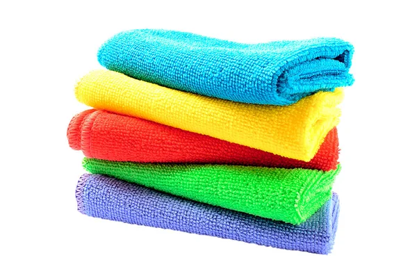Beyaz üzerine izole edilmiş renkli banyo havluları. Beyaz arka planda izole edilmiş banyo havluları yığını..