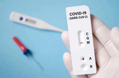 COVID-19 için hızlı test kullanılarak pozitif test sonucu, hızlı hızlı antikor test noktası.
