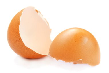 Kahverengi yumurta ve yumurta kabuğu yakın plan beyaz arka planda izole edilmiş. Beyaz arkaplanda yumurta kabuğu.