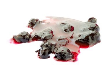 Beyaz arka planda böğürtlen reçeli, üst manzara. Beyaz arka planda izole edilmiş kırmızı marmelat lekesi. Yaban mersini lekeleri, üst manzara. Kırmızı çilek reçeli.