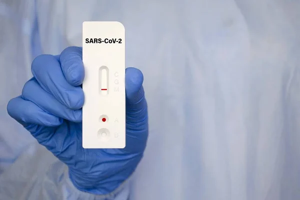 COVID-19 için hızlı test kullanılarak pozitif test sonucu, hızlı hızlı antikor test noktası.