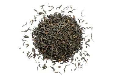 Beyaz arka planda izole edilmiş kuru siyah çay yaprakları, üst manzara. Beyaz arka planda izole edilmiş siyah çay yaprakları yığını. Yakın çekim, üst görüş. Beyaz arka planda siyah çay yaprakları, üst manzara.