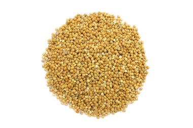 İşlenmemiş darı tohumu yığını beyaz arka planda izole edilmiş, üst manzara. Beyazın üzerine izole edilmiş sarı darı kümesi. Beyaz arkaplanda sarı darı, üst görünüm