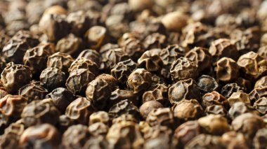 Tam karabiber, yakın çekim, doku, arka plan. Acı biberin makro arka planı. Yuvarlak siyah biber arkaplan dokusu. Karabiber, makro, doku. Arkaplan, baharat dokusu.