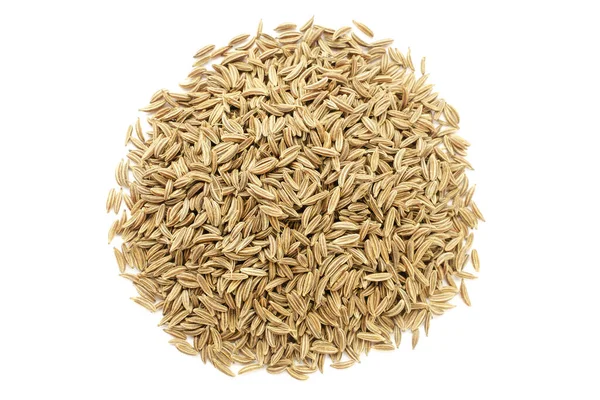 Pile séchée de graines de cumin isolées sur un fond blanc, vue de dessus. Pieu de graines de cumin isolé sur fond blanc. Pile de graines de cumin isolées sur fond blanc, vue de dessus. Petites graines de cumin. — Photo