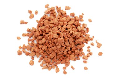 Beyaz arka planda kırmızı mineral gübreleri yığını, üst manzara. Heap potasyum klorür beyaz arka planda izole edilir. Mineral gübre granülleri - potasyum klorür.